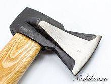 Топор-колун с деревянной ручкой
